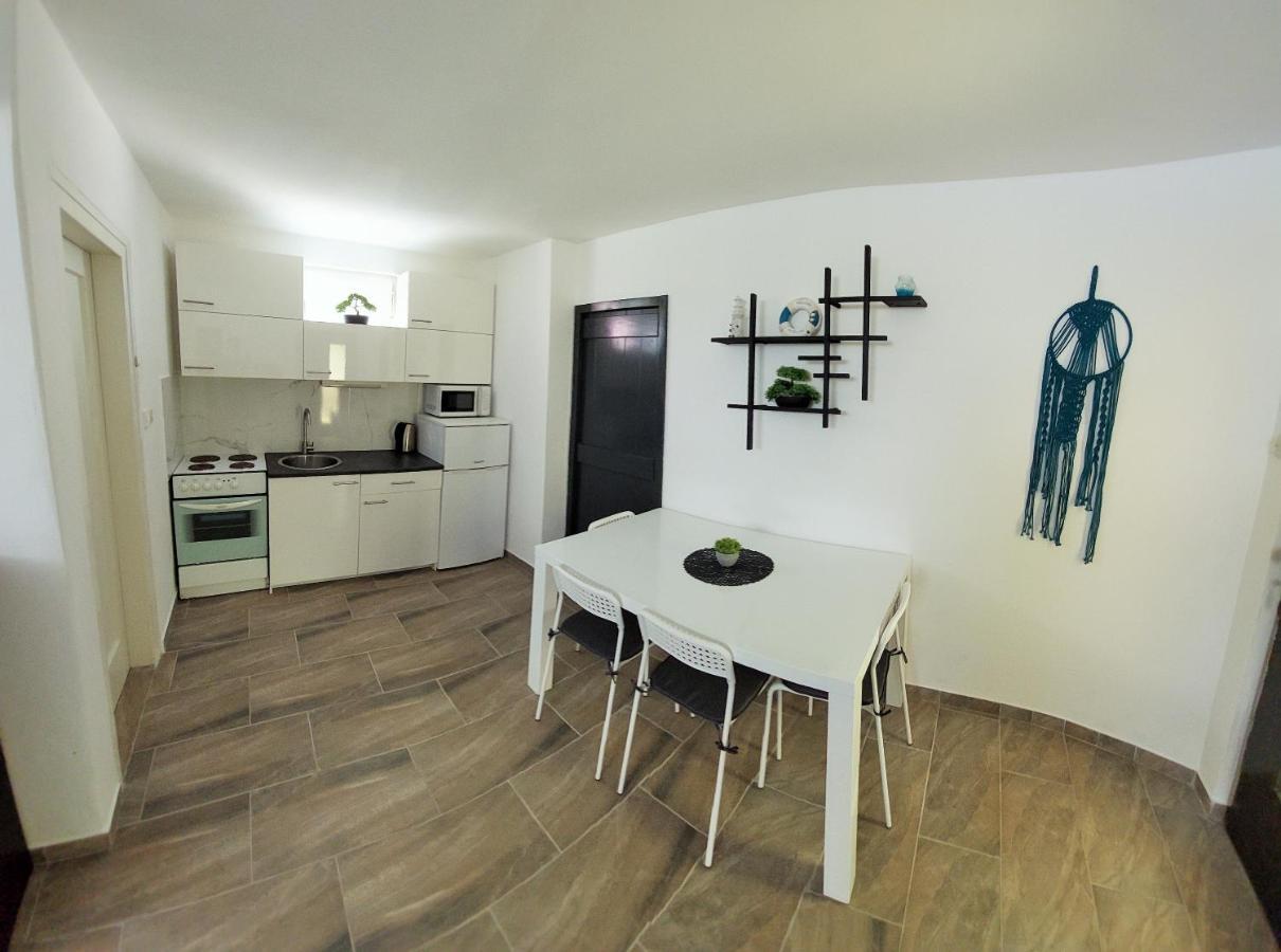 Apartments Maltasic Vir Ngoại thất bức ảnh